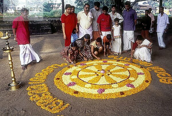 Aththapoovu oder Blumenschmuck während des Onam Festes vor dem Bhagavati Tempel in Kodungallur  Kerala  Südindien  Indien  Asien