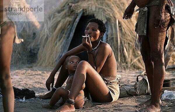Bushman woman with child  africa  San  Buschmänner  Bushmen  Menschen  people  rauchen  smoking  Kalahari  Namibia  Buschmann-Frau mit Kind  Afrika