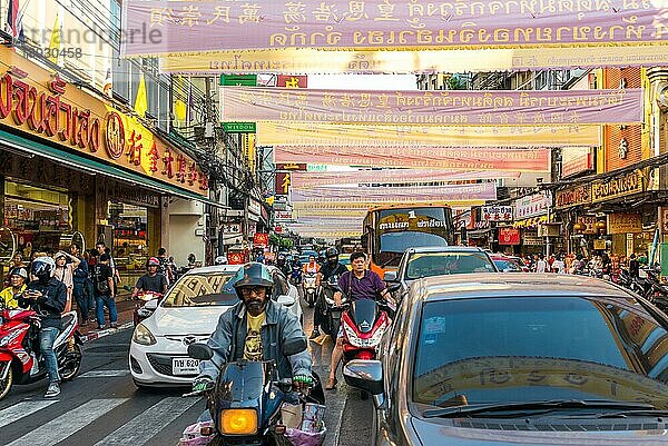 Starker Verkehr in einem der größten Chinatowns der Welt. Die Yaowarat Straße im Bangkoker Stadtteil Samphanthawong. Zahlreiche Geschäfte mit traditionellen Waren und Lebensmitteln