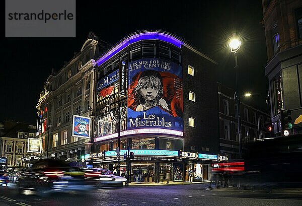 Nächtlicher Verkehr vor dem Sondheim Theatre  Les Misérables  Musical  West End  London  England  Großbritannien  Europa