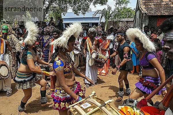 Karagam Karagattam Tanz  Volkstanz in Dasara Dussera Dusera Festival in Kulasai Kulasekharapatnam bei Tiruchendur  Tamil Nadu  Südindien  Indien  Asien