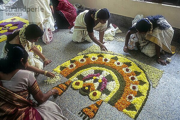 Frauen machen Blumenschmuck während des Onam-Festes  Kerala  Südindien  Indien  Asien