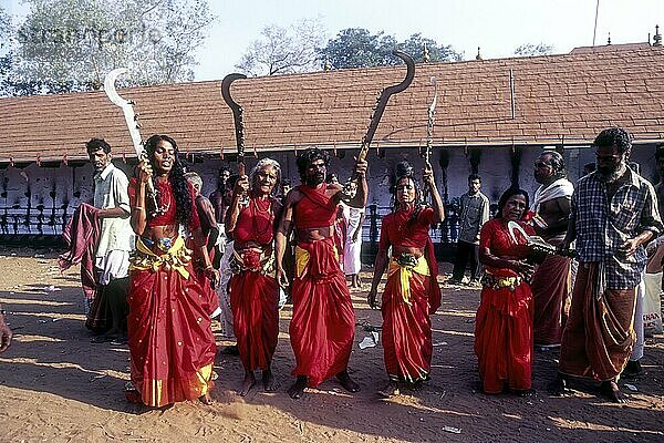 Velichappadu oder Orakel beim Bharani Fest in Kodungallur  Kerala  Indien  Asien