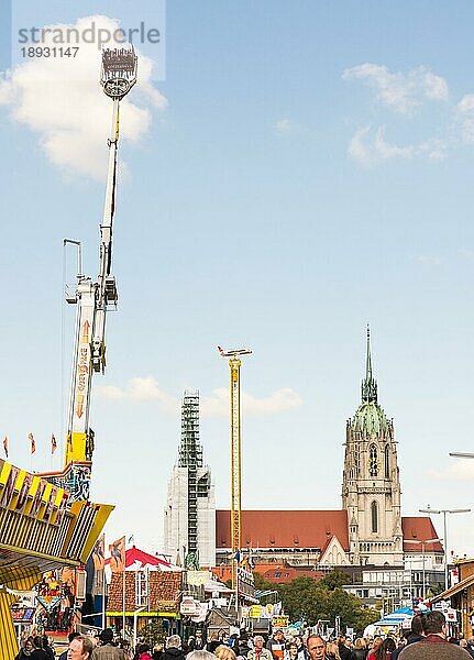 MÜNCHEN  DEUTSCHLAND 30. SEPTEMBER: Fahrgeschäfte auf dem Oktoberfest in München  Deutschland  am 30. September 2015. Das Oktoberfest ist das größte Bierfest der Welt mit über 6 Millionen Besuchern pro Jahr. Foto von der Theresienwiese aufgenommen  Europa