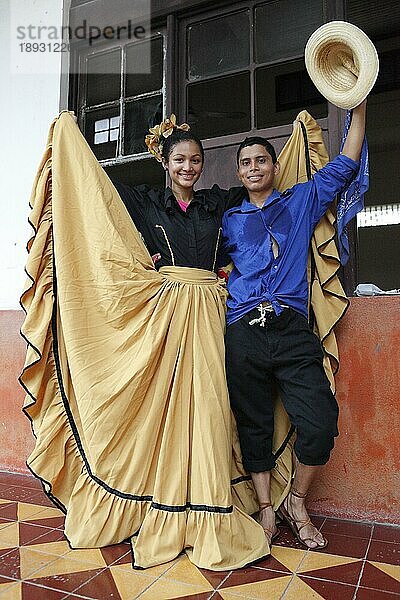 Kofradia-Tänzer in traditioneller Kleidung  Liberia  Provinz Guanacaste  Costa Rica  Mittelamerika