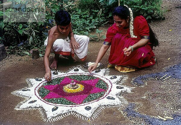 Aththapoovu oder Blumenschmuck beim Onam Fest in Aranmula  Kerala  Südindien  Indien  Asien