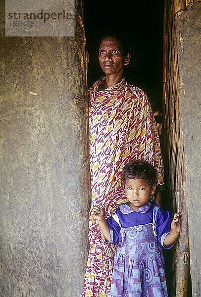 Mutter und Kind Jenu Kurumba Stammesangehörige in Nagarahole  Karnataka  Südindien  Indien  Asien