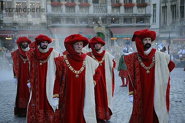 Menschen in historischen Kostümen  Umzug 'Ommegang'  Brüssel  Belgien  Europa