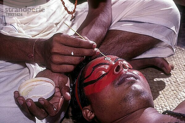 Kathakali  aufwändiges Make up erfordert Hilfe in Kerala Kalamandalam in Cheruthuruthy bei Soranur  Kerala  Südindien  Indien  Asien