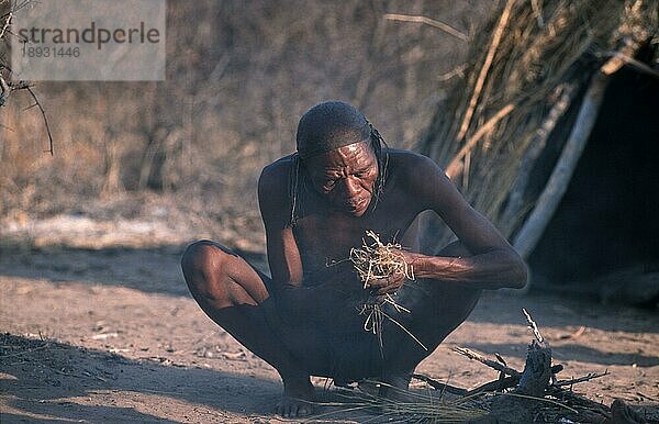 Bushman making fire  africa  San  Buschmänner  Bushmen  Menschen  people  Mann  Kalahari  Namibia  Buschmann macht Feuer  Afrika