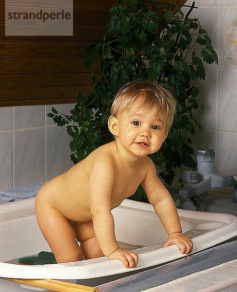 Baby beim Baden