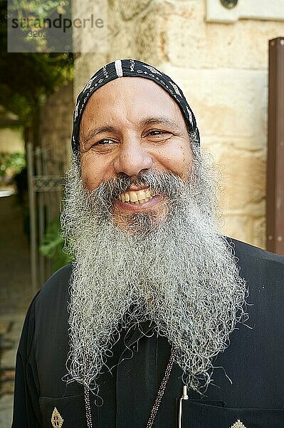 Jerusalem Israel. Porträt eines lächelnden Priesters in der Altstadt