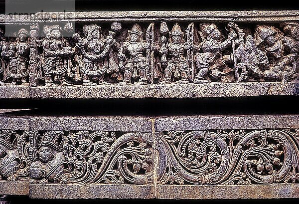 Sitas Swayamvar-Tafel im Chennakesava-Tempel  Somanathapura Somnathpur  Karnataka  Südindien  Indien. Swayamvar  ein Brauch  bei dem ein Mädchen im heiratsfähigen Alter einen Ehemann aus einer Liste von Bewerbern auswählt