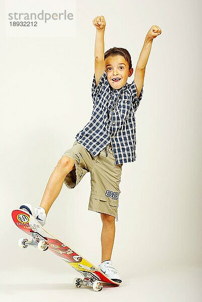 Junge auf Skateboard  Arme hoch  Siegespose  Freisteller  freistellbar