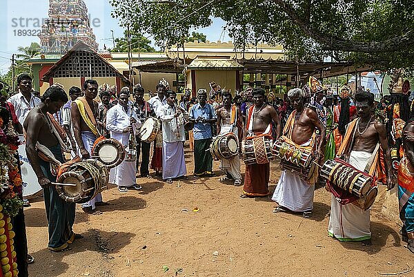 Musiker spielen Thavil Melam Perkussionstrommel und nagasvaram nadaswaram in Dasara Dussera Dusera Festival in Kulasai Kulasekharapatnam nahe Tiruchendur  Tamil Nadu  Südindien  Indien  Asien