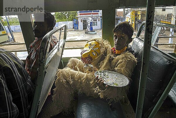 Volkskünstler auf dem Weg zum Dasara Dussera Dusera Festival in der Nähe von Tiruchendur  Tamil Nadu  Südindien  Indien  Asien