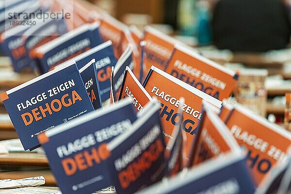 Fähnchen mit der Aufschrift Flagge zeigen  der Hotel- und Gaststättenverband DEHOGA protestiert gegen das Aussterben von Dorfgasthäusern und gegen die Steuerpolitik der Bundesregierung  Stuttgart  Baden-Württemberg  Deutschland  Europa