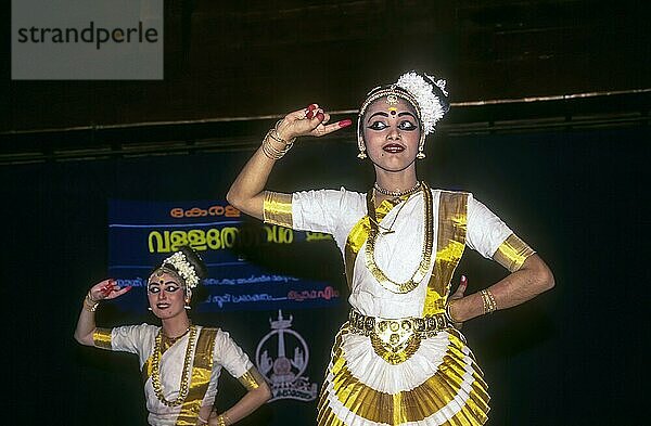 Mohiniyattam Mohiniattam  eine klassische Tanzform aus Kerala  von der angenommen wird  dass sie im 16. Jahrhundert entstanden ist  ist einer der acht klassischen indischen Tänze in Kerala Kalamandalam in Cheruthuruthy bei Soranur  Kerala  Südindien  Indien  Asien