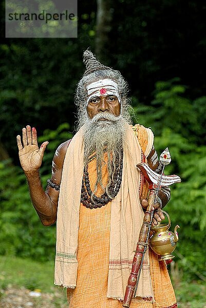 Hindu Sadhu Heiliger Asket heiliger Mann im Murugan Tempel in Pazhamudircholai in der Nähe von Madurai  Tamil Nadu  Südindien  Indien  Asien