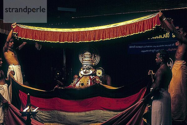 Kathakali kathi Charakter stellt die arrogante und böse in Kerala Kalamandalam  Cheruthuruthy in der Nähe von Soranur  Kerala  Südindien  Indien  Asien