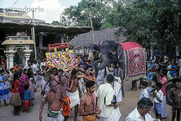 Urchava-Gottheiten werden zum Float-Festival in Madurai  Tamil Nadu  Südindien  Indien  gebracht  Asien