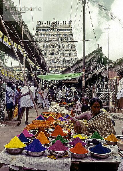 Farbpulver und Pooja Dinge zu verkaufen in Chidambaram  Tamil Nadu  Südindien  Indien  Asien