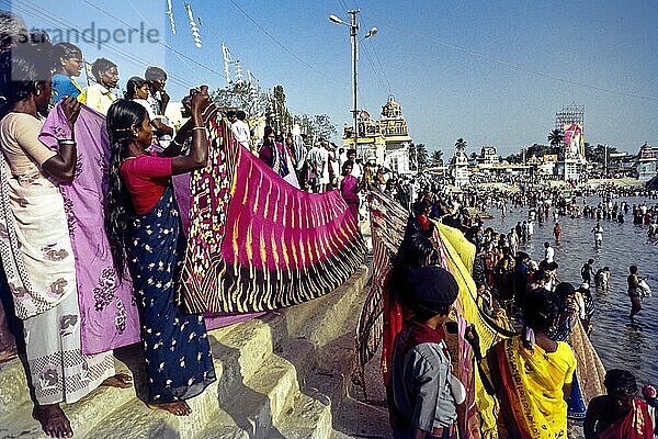 Badende trocknen ihre Sarees auf den Stufen des Mahamakham Tanks während des Mahamakham Mahamaham Mahamagam Festivals in Kumbakonam  Tamil Nadu  Indien  Asien