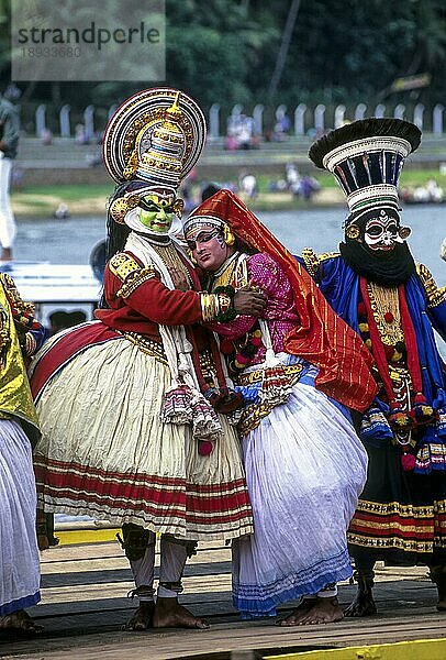 Kathakali Tänzer in Aranmula Bootsrennen Prozession während der Onam Feierlichkeiten  Kerala  Südindien  Indien  Asien