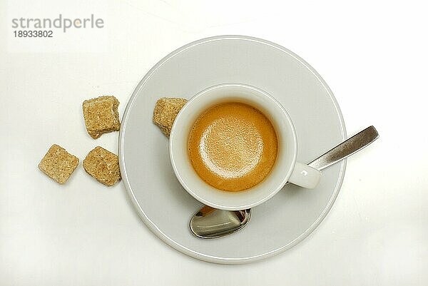 Tasse Espresso und brauner Rohrzucker  Lompenzucker  Zucker  Kaffee