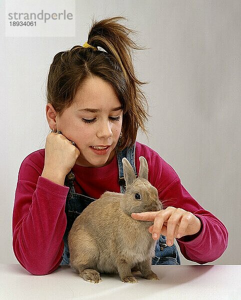 Girl with Dwarf Rabbit  Mädchen mit Zwergkaninchen  Kaninchen  innen  Studio