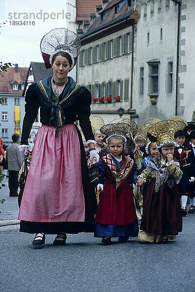 Frau und Kinder bei Schwedenprozession  Überlingen  Bodensee  Baden-Württemberg  Deutschland  Europa