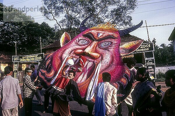 Eine Person mit einer Stiermaske bei einem Festumzug  Thrissur Trichur  Kerala  Südindien  Indien  Asien