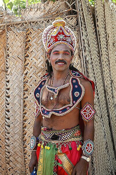 Mann trägt übertriebene Kostüme  um Gebete darzubringen und Segen von der Göttin beim Dasara Dussera Dusera Festival am Kulasai Kulasekharapatnam in der Nähe von Tiruchendur  Tamil Nadu  Südindien  Indien  Asien zu erhalten  Asien