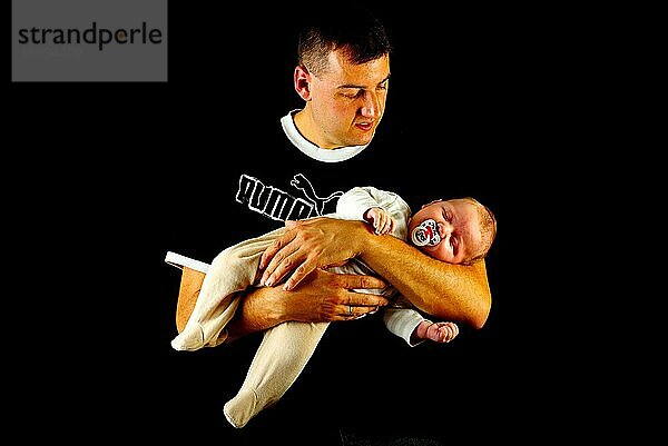 Vater mit Baby  Schnuller  Nuckel  Säugling