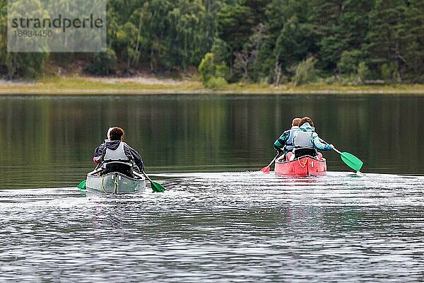 Menschen paddeln auf Loch Insh in einem Kanu