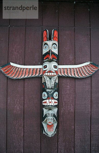 Totem pole on a wall  Haines  Chilkat River Valley  Alaska  USA  Totempfahl an einer Hauswand  Nordamerika (north_america)  kulturgeschichtlich  cultural-historical  Nordamerika