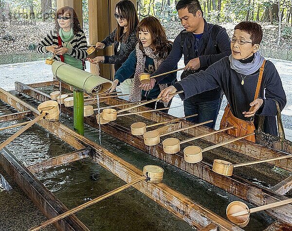 Tokio Japan. Reinigende Hände am Eingang des Meiji Jingu Shinto-Schreins