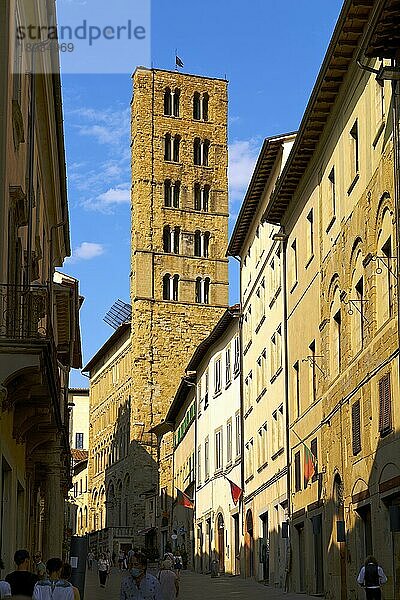 Arezzo  Toskana  Italien. Eine Gruppe von Menschen  die eine Straße neben hohen Gebäuden entlang gehen