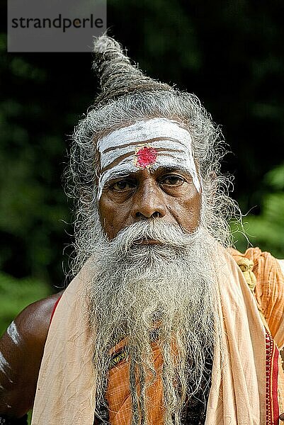 Hindu Sadhu Heiliger Asket heiliger Mann im Murugan Tempel in Pazhamudircholai in der Nähe von Madurai  Tamil Nadu  Südindien  Indien  Asien