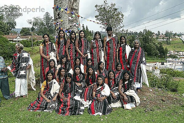 Toda-Braut und -Bräutigam mit ihren Verwandten  Nilgiris  Ooty Udhagamandalam  Tamil Nadu  Südindien  Indien  Asien. Einer der großen indischen Ureinwohnerstämme  Asien