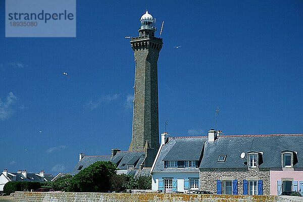 Leuchtturm und Hauser  Eckmühl  Bretagne  Frankreich  Europa