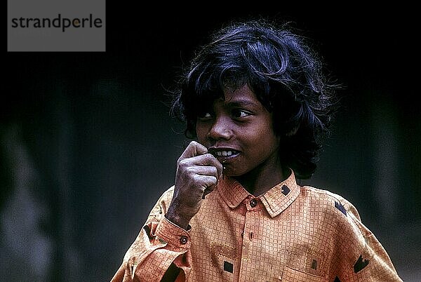 Junge vom Stamm der Jenu Kurumba in Nagarahole  Karnataka  Südindien  Indien  Asien