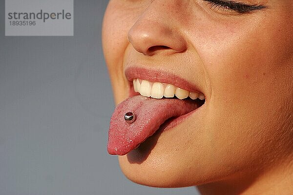 Frau mit Zungenpiercing  Zunge