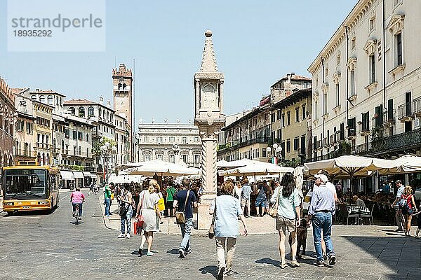 VERONA  ITALIEN 3. JUNI: Touristen auf der Piazza delle Erbe im historischen Zentrum von Verona  Italien  am 3. Juni 2015. Verona ist berühmt für sein antikes Amphitheater  das in der Antike mehr als 30.000 Zuschauer fassen konnte. Foto aufgenommen auf der Piazza Delle Erbe  Europa