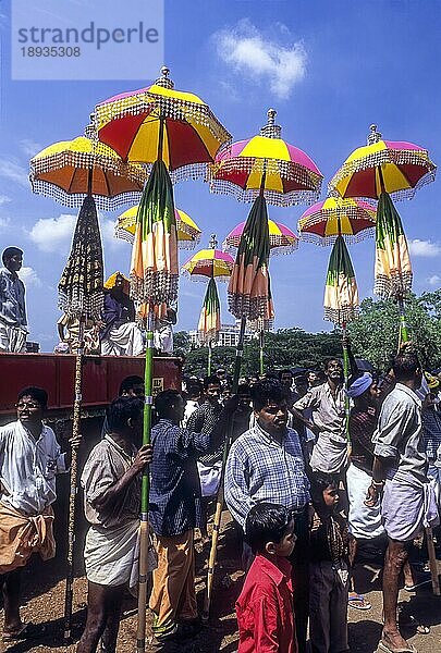 Bunte Regenschirme beim Pooram-Fest  Thrissur Trichur  Kerala  Südindien  Indien  Asien