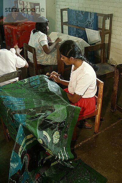 Frauen bemalen Stoffe  Sri Lanka  Batik  Asien