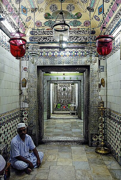 Innenraum in Nagoor Dargah Syed Shahul Hameed Dargah Nagore Andavar dargah (1490-1579 CE) in Nagore  Tamil Nadu  Südindien  Indien  Asien