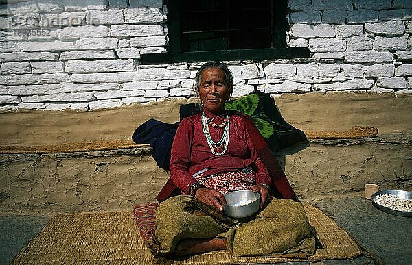 Old farmer woman  Yumle  Annapurna region  Nepal  Alte Baeuerin  Yumle  Annapurna-Gebiet  Nepal  Asien