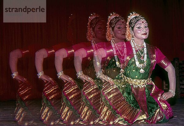 Kuchipudi  Frau bei der Aufführung der wichtigsten klassischen Tänze Indiens im Kerala Kalamandalam in Cheruthuruthy bei Soranur  Kerala  Südindien  Indien  Asien