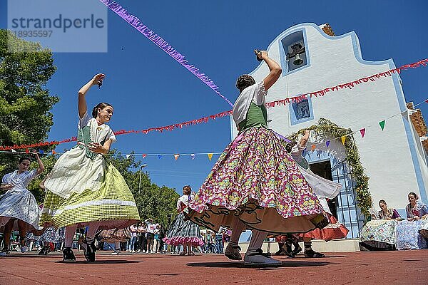 Frauen in traditionellen Kleidern tanzen vor der Kapelle Ermita de San Vicent  jährliche Fiesta zur Ehrung des gleichnamigen Heiligen in Cautivador oder Captivador  Gemeinde La Nucía  Provinz Alicante  Land Valencia  Costa Blanca  Spanien  Europa